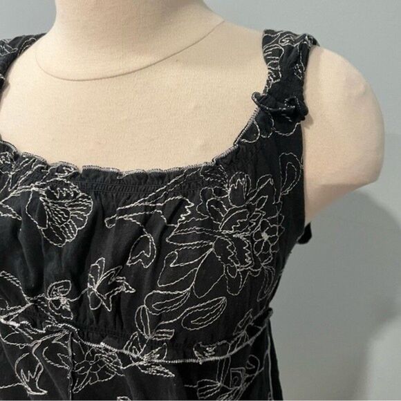 BCBGMaxazria Embroidered Floral Black & White Sleeveless Blouse Size XL - Picture 3 of 7